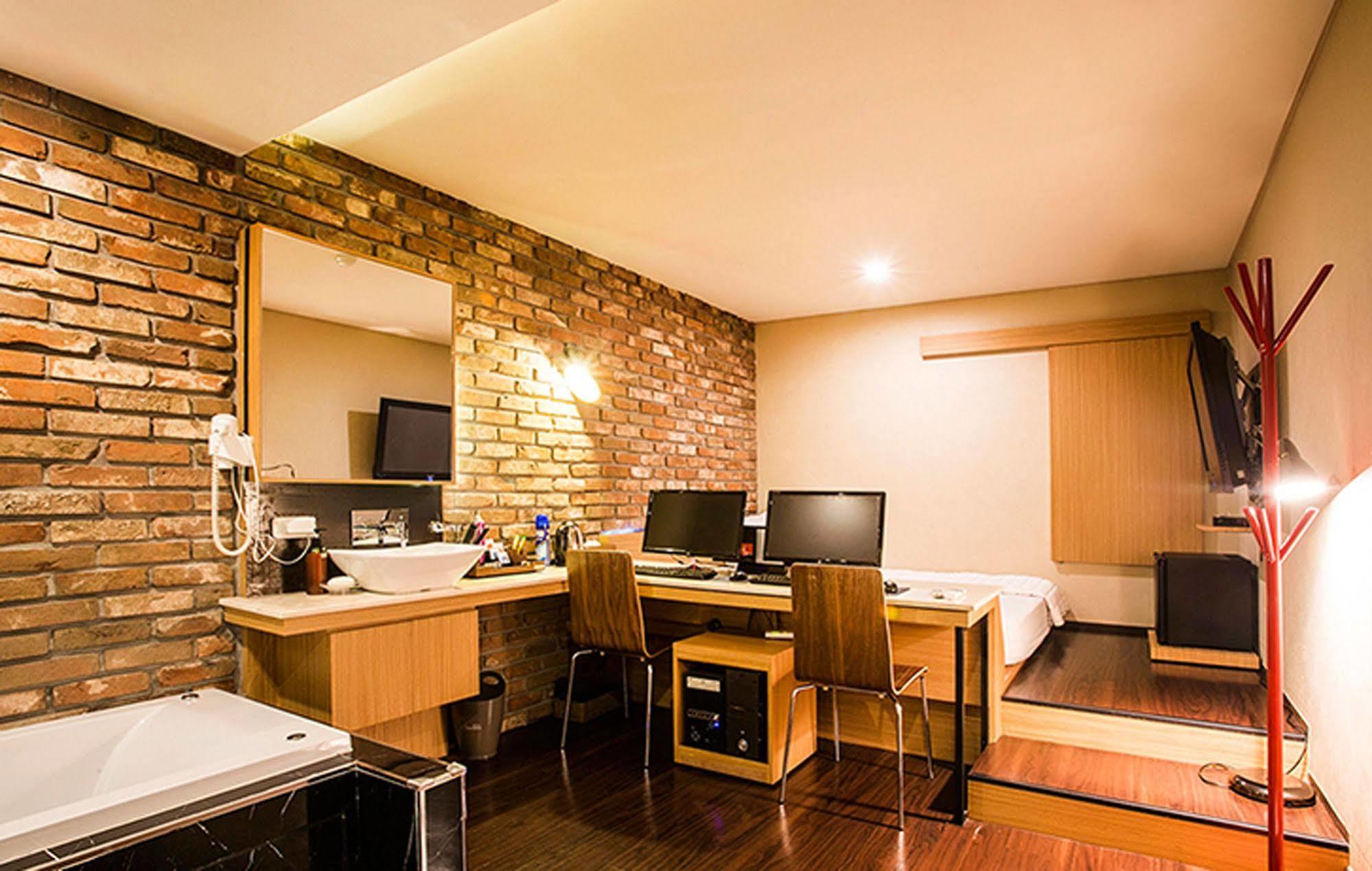 Comma Hotel Busan Exterior photo